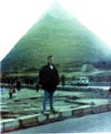 Barruelano delante de la Pirámide de Gizeh (Egipto)