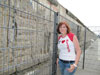 Barruelana junto a lo que queda del Muro de Berlín