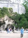 Barruelana ante la Gruta de Lourdes (Francia)